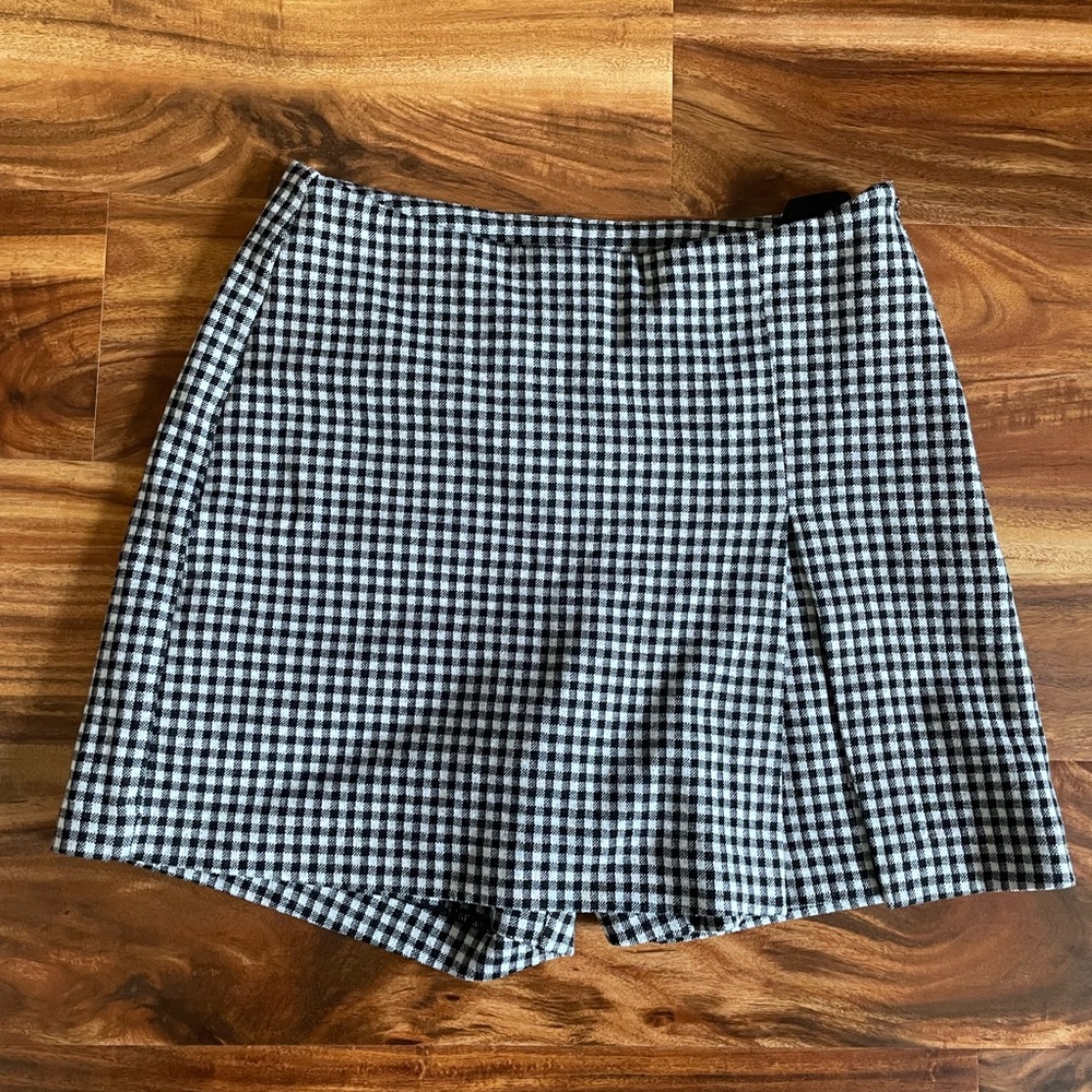 CAbi black and white gingham skort